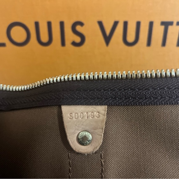 KEEPALL 45 LOUIS VUITTON
DUFFLE TRAVEL WEEKENDER BAG
CROSSBODY DUFFLE BAG/BOX - Picture 4 of 16